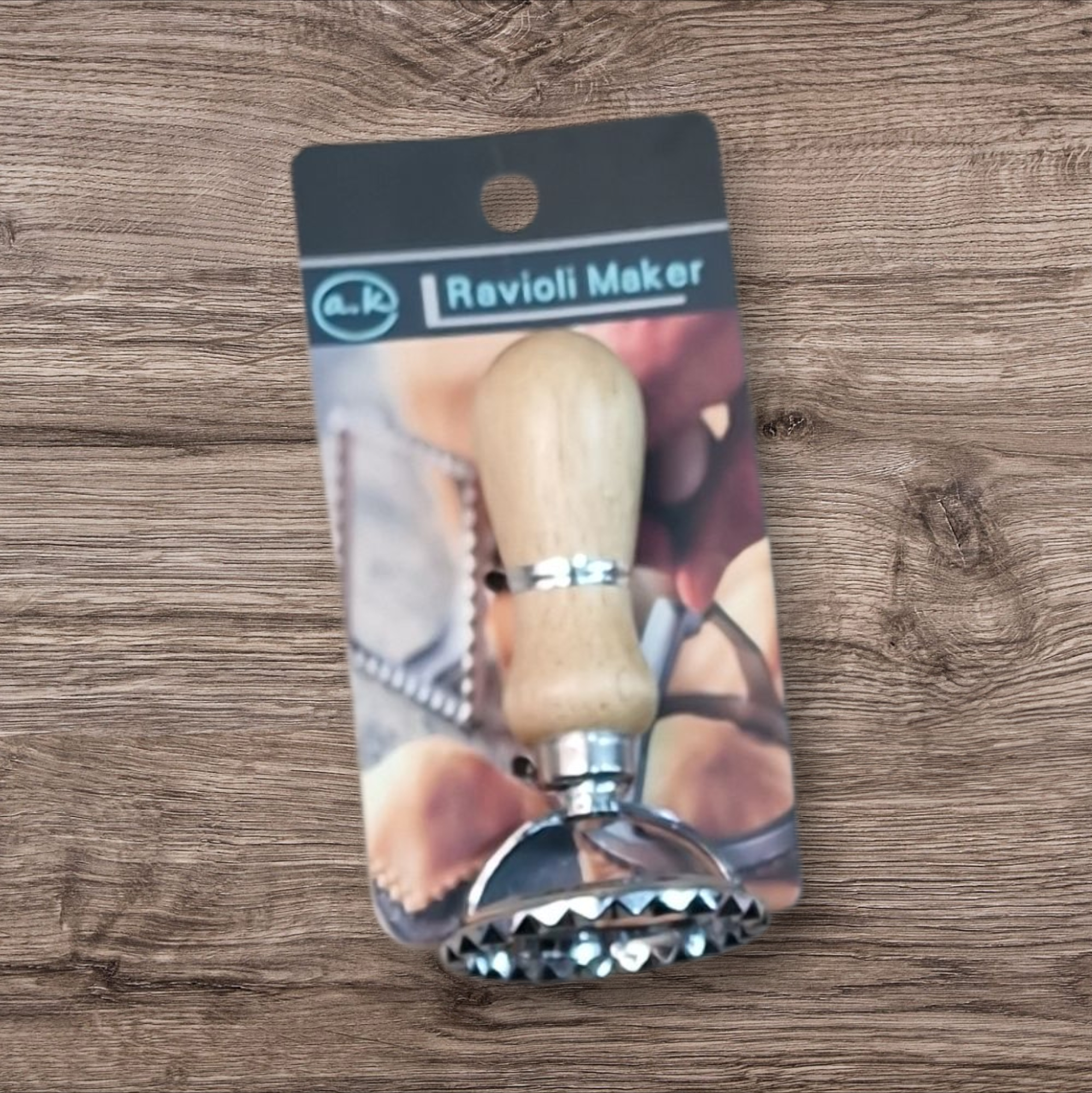 Тесторезка металлическая с деревянный ручка