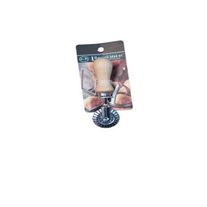 Тесторезка с деревянный ручка маль.